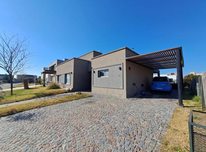 Casa · 160m² · 5 Ambientes · 3 Cocheras