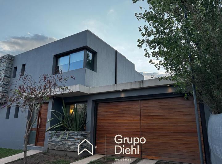 Casa · 150m² · 3 Ambientes · 2 Cocheras