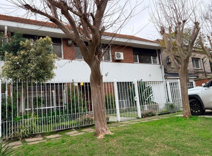 Casa · 230m² · 5 Ambientes · 1 Cochera