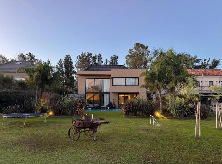 Casa · 800m² · 4 Ambientes · 6 Cocheras