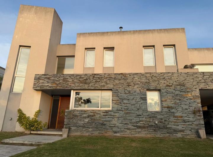 Casa · 607m² · 5 Ambientes · 2 Cocheras