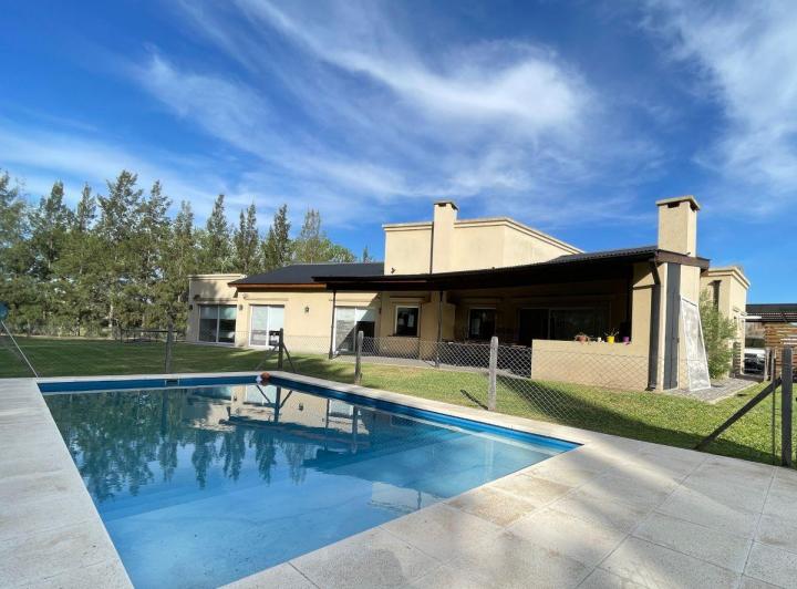 Casa · 210m² · 4 Ambientes · 2 Cocheras