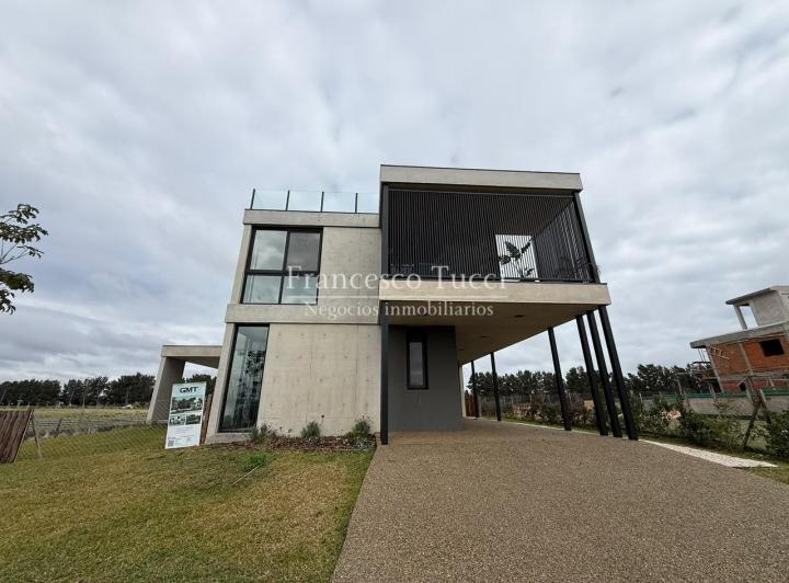 Casa · 346m² · 7 Ambientes · 4 Cocheras