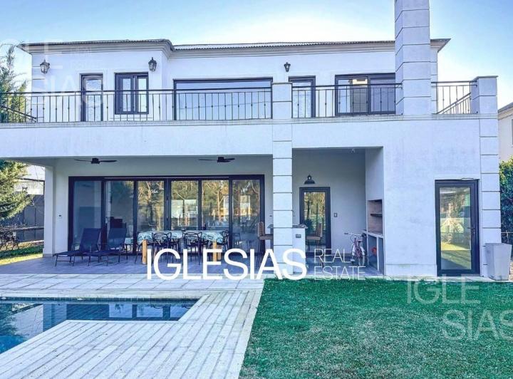 Casa · 255m² · 5 Dormitorios · 3 Cocheras