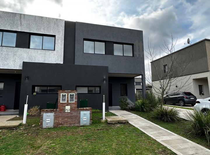 Casa · 110m² · 4 Ambientes · 2 Cocheras