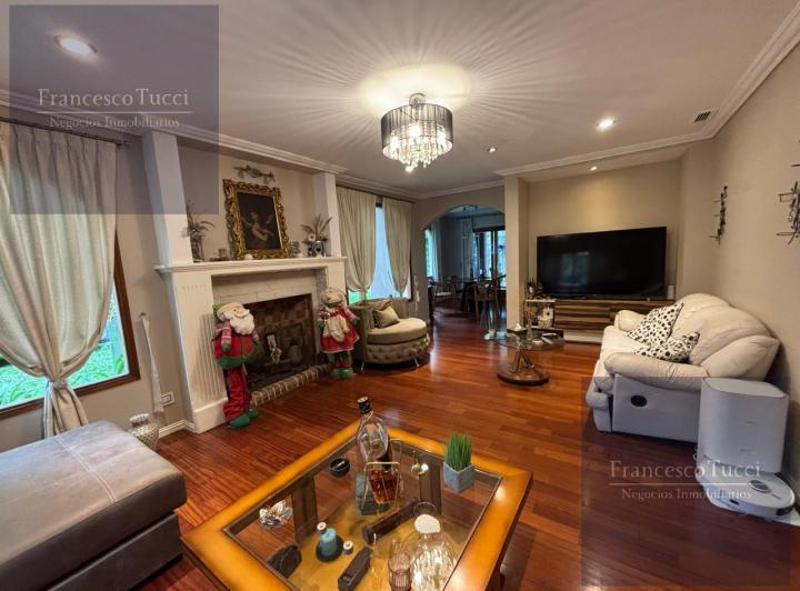 Casa · 200m² · 6 Ambientes · 2 Cocheras