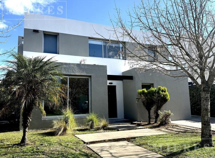 Casa · 525m² · 5 Ambientes · 2 Cocheras