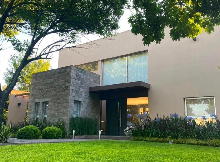 Casa · 320m² · 6 Ambientes · 2 Cocheras