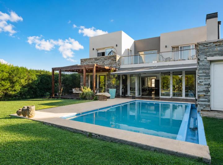 Casa · 330m² · 5 Ambientes · 4 Cocheras