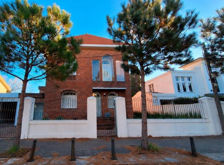 Casa · 286m² · 8 Ambientes · 2 Cocheras