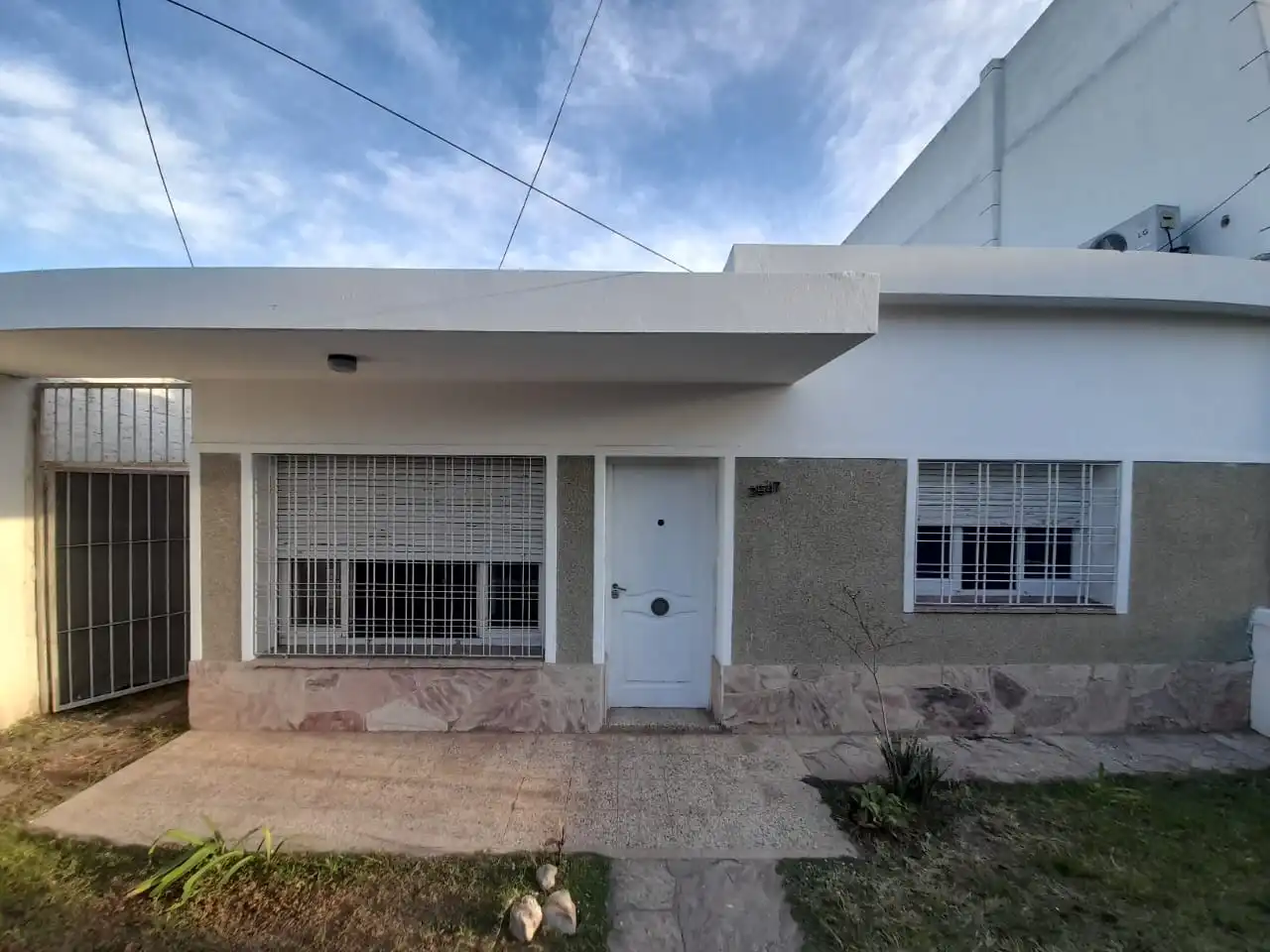 Vendo Casa 2 Dormitorios. Gran parque. Villa Cabrera. Escritura. Apto crédito
