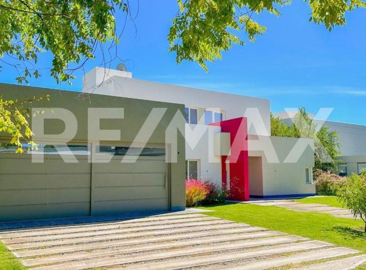 Casa · 268m² · 7 Ambientes · 2 Cocheras