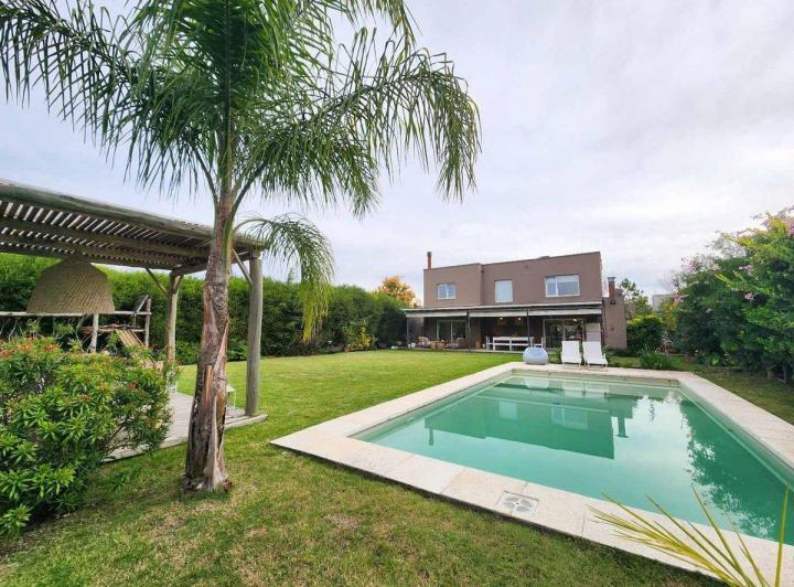 Casa · 161m² · 4 Ambientes · 2 Cocheras