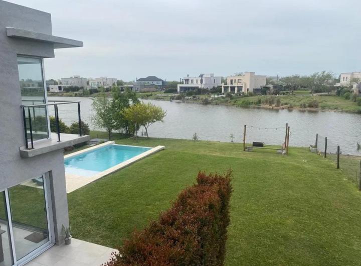 Casa · 220m² · 4 Dormitorios · 2 Cocheras