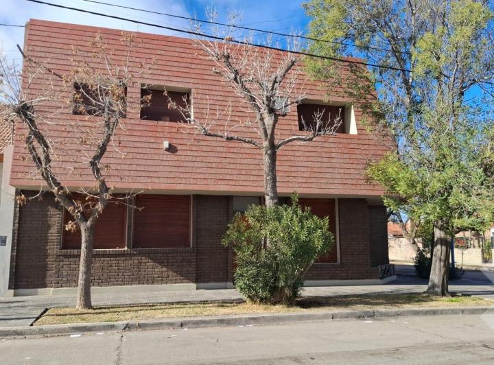 Casa · 398m² · 15 Ambientes · 2 Cocheras