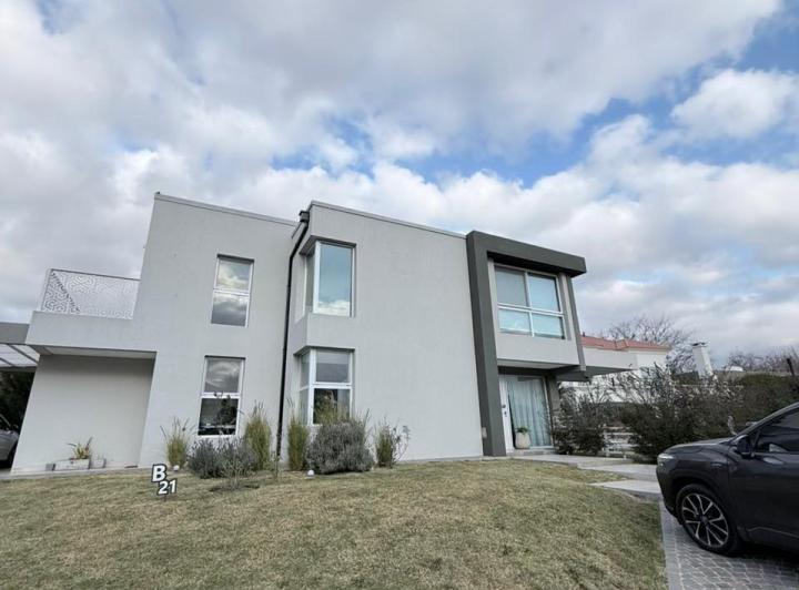 Casa · 220m² · 5 Ambientes · 1 Cochera