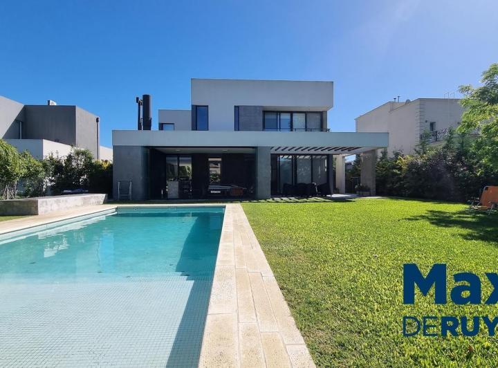 Casa · 800m² · 5 Ambientes · 3 Cocheras