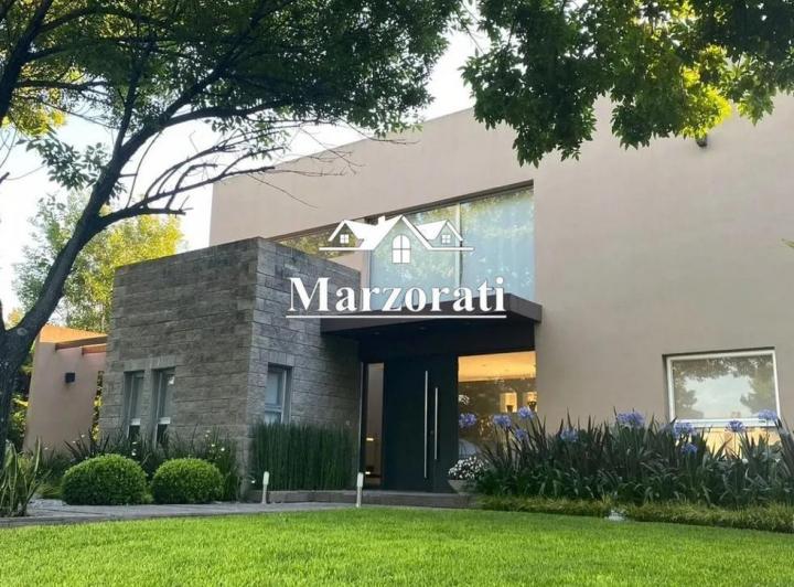 Casa · 300m² · 6 Ambientes · 2 Cocheras