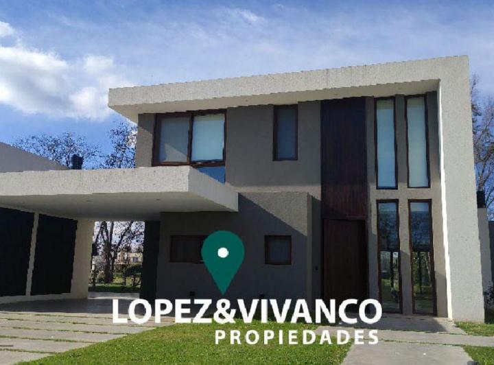Casa · 240m² · 5 Ambientes · 2 Cocheras