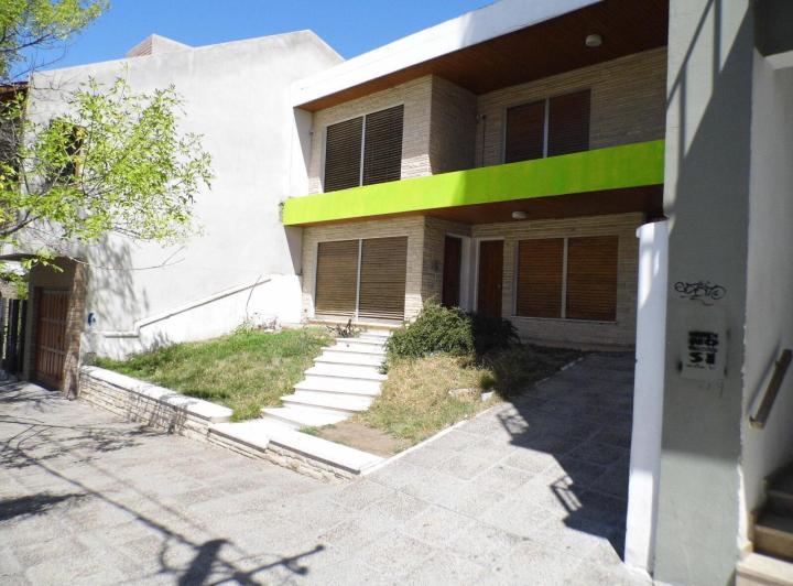 Casa · 260m² · 6 Ambientes · 1 Cochera