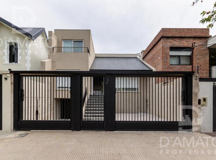 Casa · 350m² · 5 Ambientes · 4 Cocheras