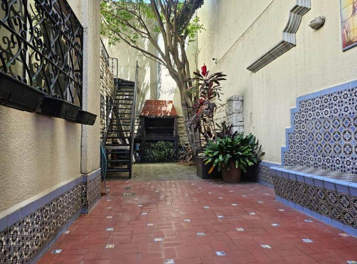 Casa · 220m² · 7 Ambientes · 1 Cochera
