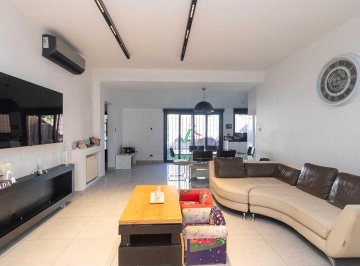 Casa · 290m² · 6 Ambientes · 1 Cochera