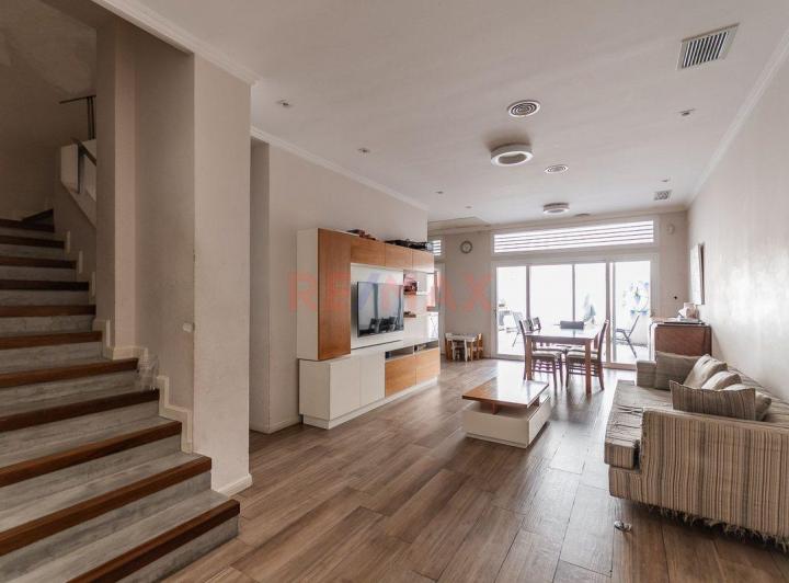 Casa · 210m² · 4 Ambientes · 1 Cochera