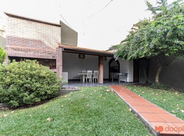 Casa · 215m² · 4 Ambientes · 1 Cochera