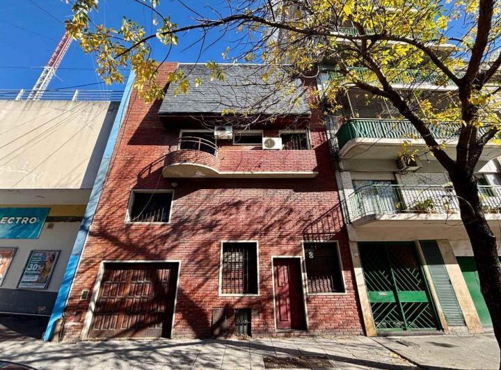 Casa · 200m² · 6 Ambientes · 1 Cochera