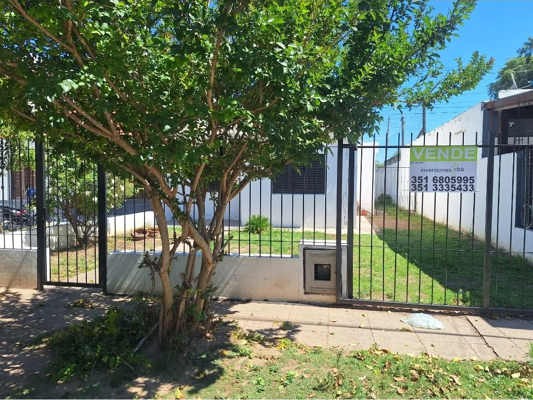 Casa 2 dorm B° Sta Monica