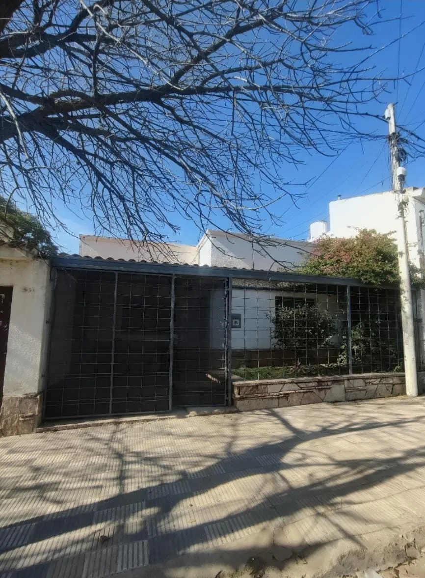 Casa Dos dormitorios Patio Grande cochera en Barrio Zona Sur