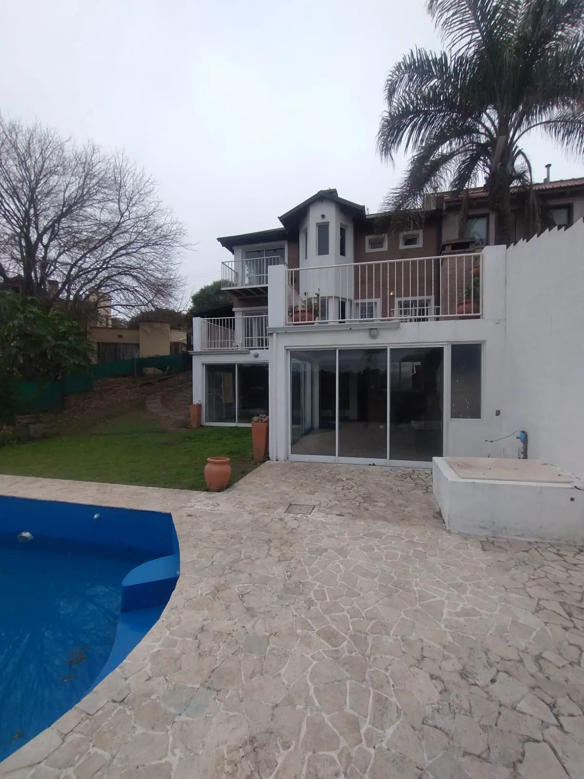 Importante Casa en Valle del Sol. Piscina Sin Fin. Excelente Vista!