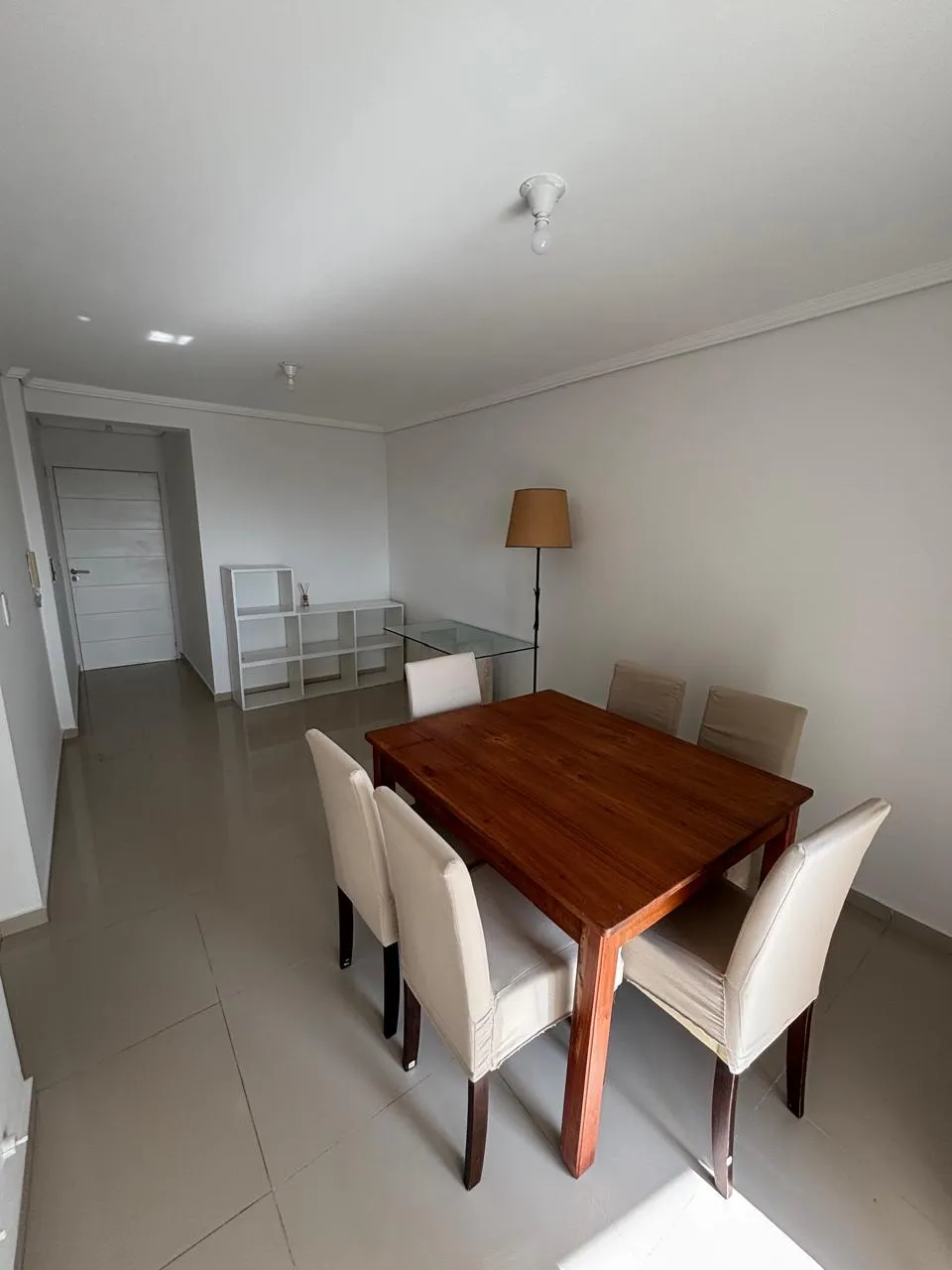 Alquiler Dpto. 1 Dormitorio. Amoblado. Baño. Balcón. Cochera propia. Barrio Altos de Villa Sol. Córdoba.