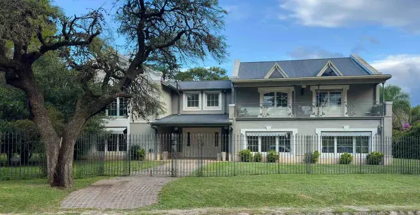 VENTA EXCLUSIVA CASA VILLA ALLENDE GOLF 5 DORM