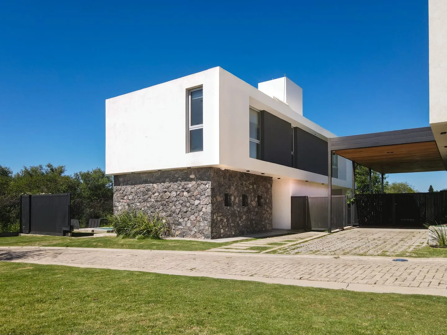 SORIANO PROPIEDADES VENDE CASA DE 3 DORMITORIOS EN PUNTA GOLF VILLA ALLENDE