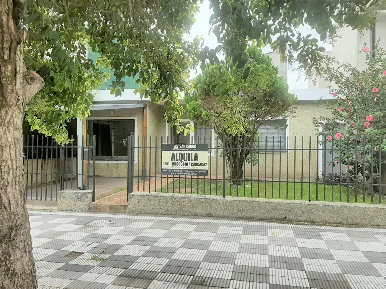 CON COCHERA , PATIO Y JARDIN! Casa linda en la mejor zona de Liceo