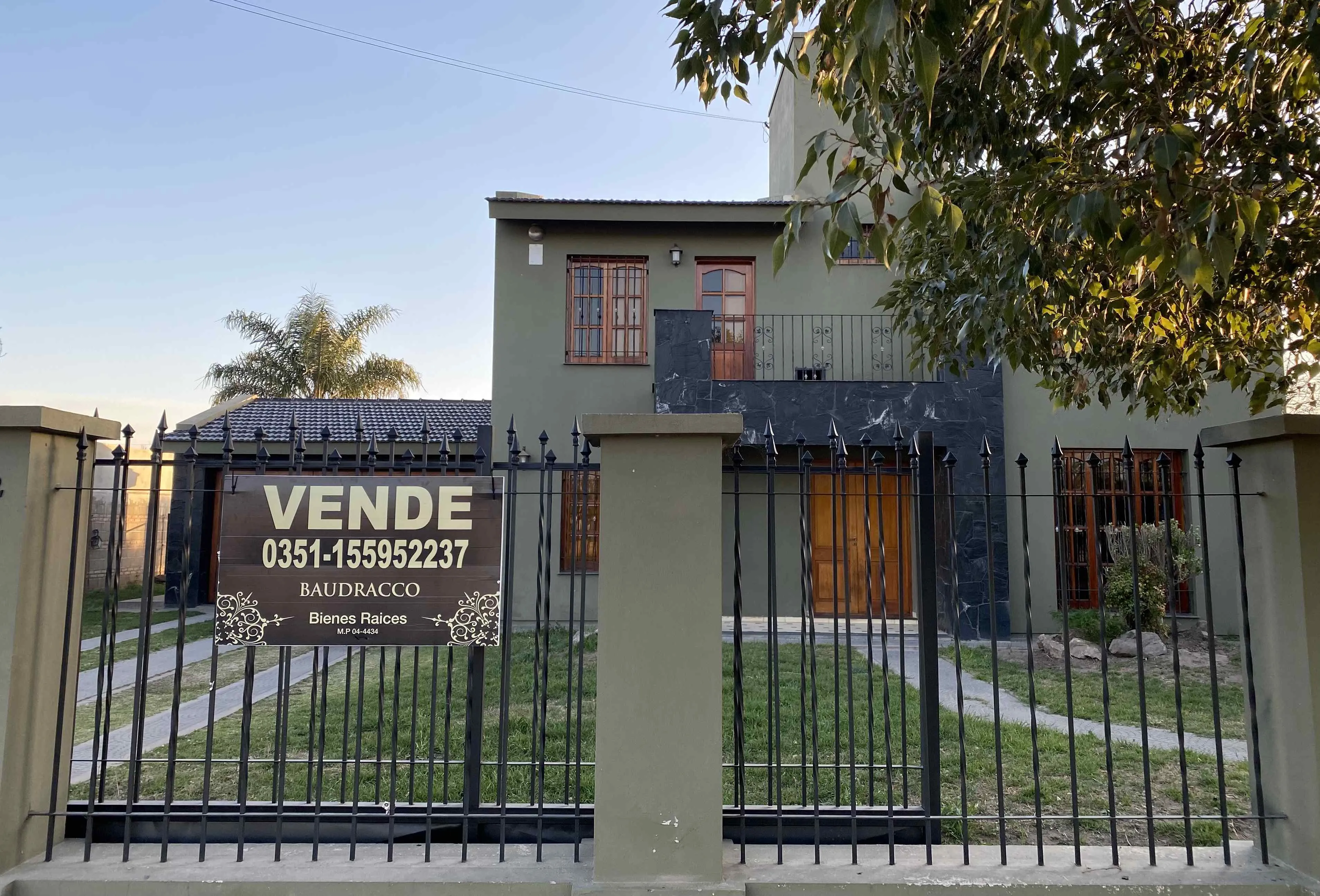 Venta Casa con quincho y piscina + Dpto 2 dormi