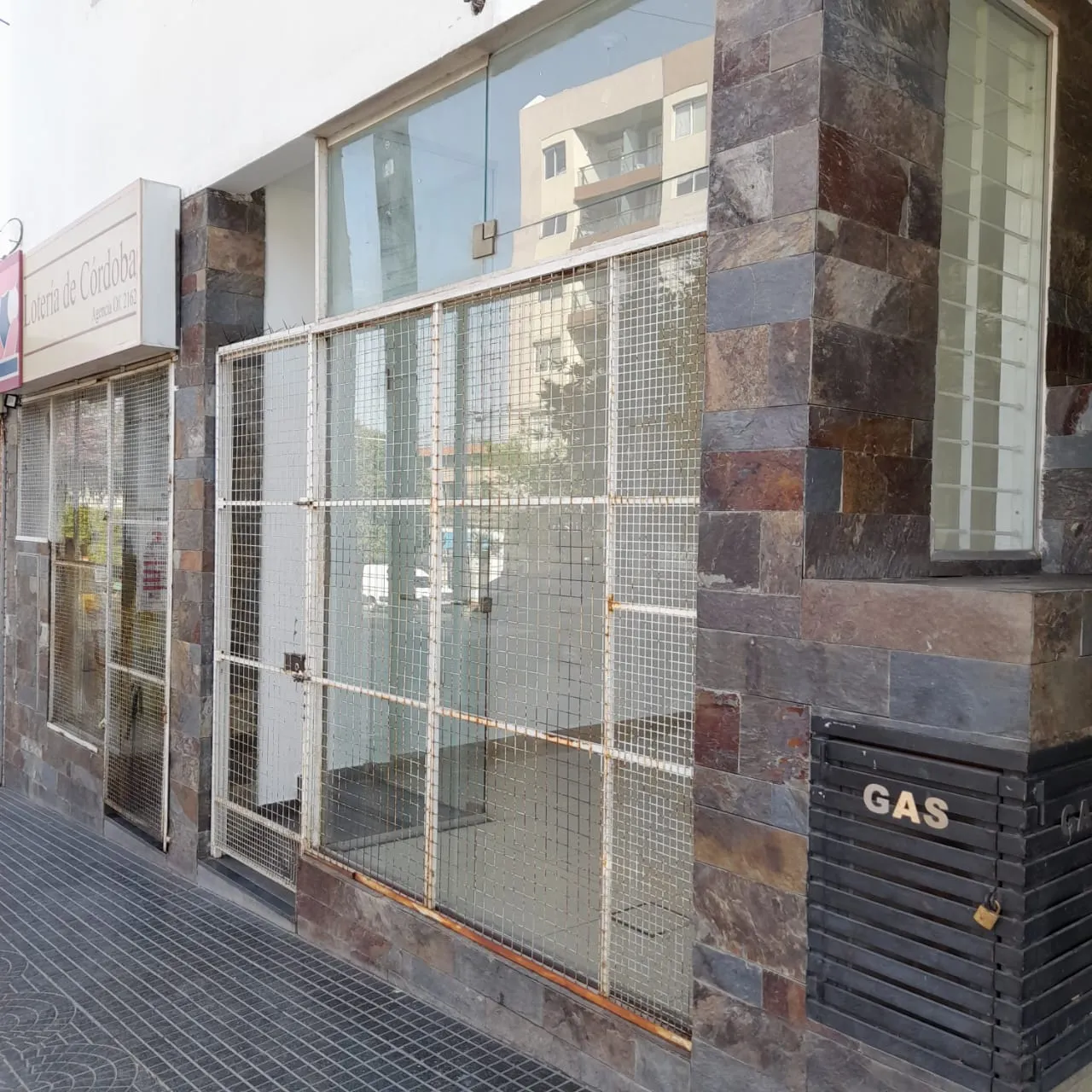 AV. PATRIA 300 LOCAL COMERCIAL SE ALQUILA 22M2 GRAL PAZ EXP BAJAS