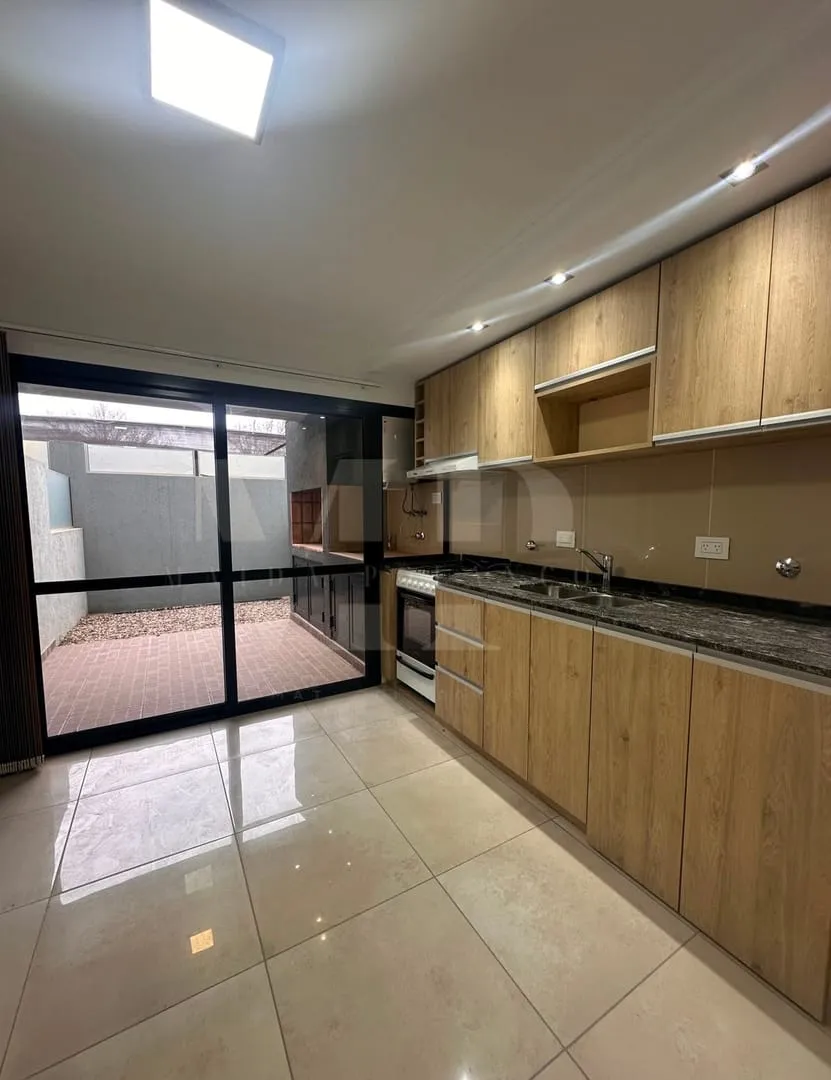 VENTA - TRIPLEX 3 DORM. CON 3 BAÑOS.