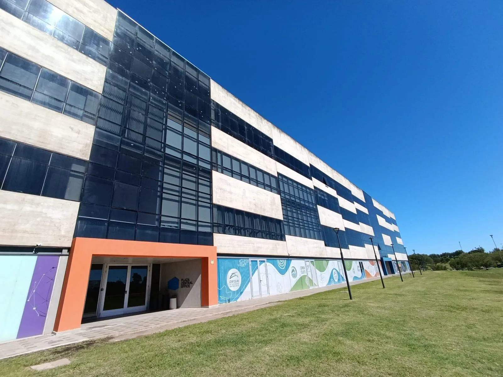 ALQUILER OFICINAS EN CIUDAD EMPRESARIAL  AV. LA VOZ DEL INTERIOR