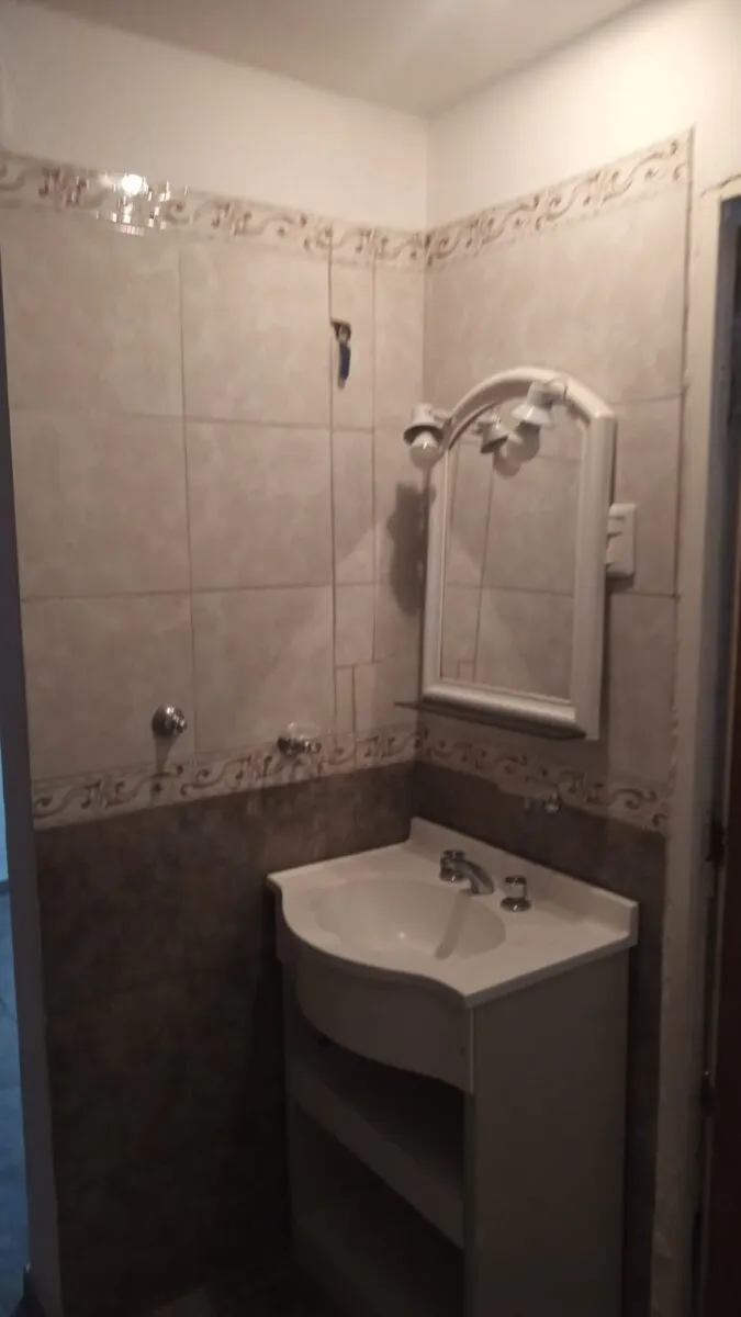 VENTA CASA DE 2 DORMITORIOS - BARRIO COMERCIAL