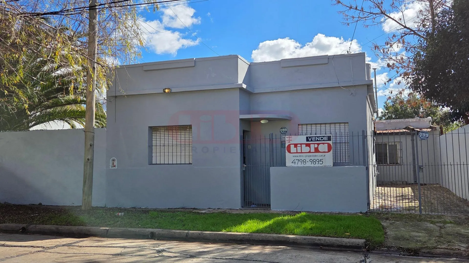 Casa con 3 Dormitorios, con Jardín y Cochera para 2 autos