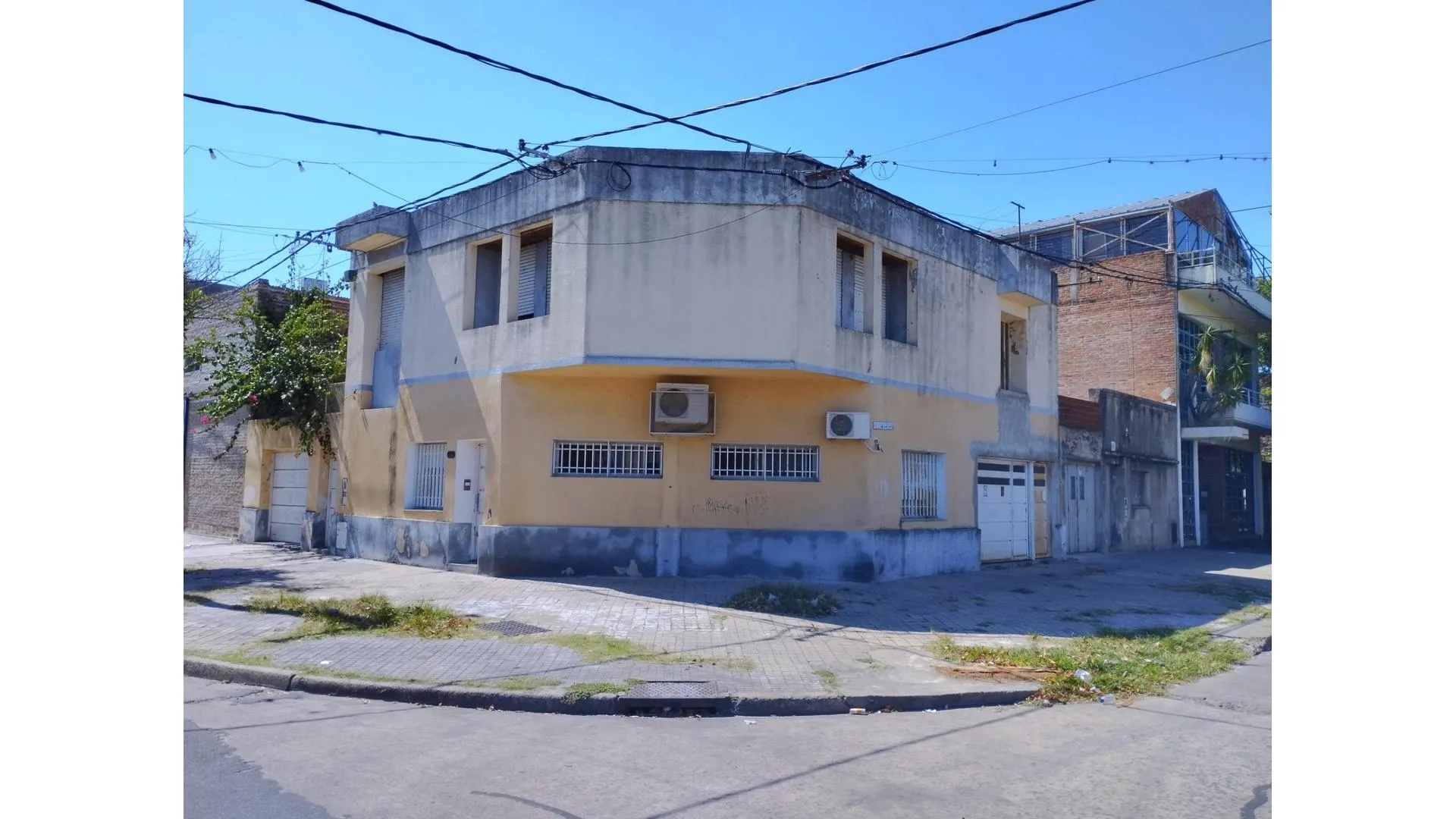 AMPLÍSIMA CASA EN ESQUINA DE 2 PLANTAS SEPARADAS
