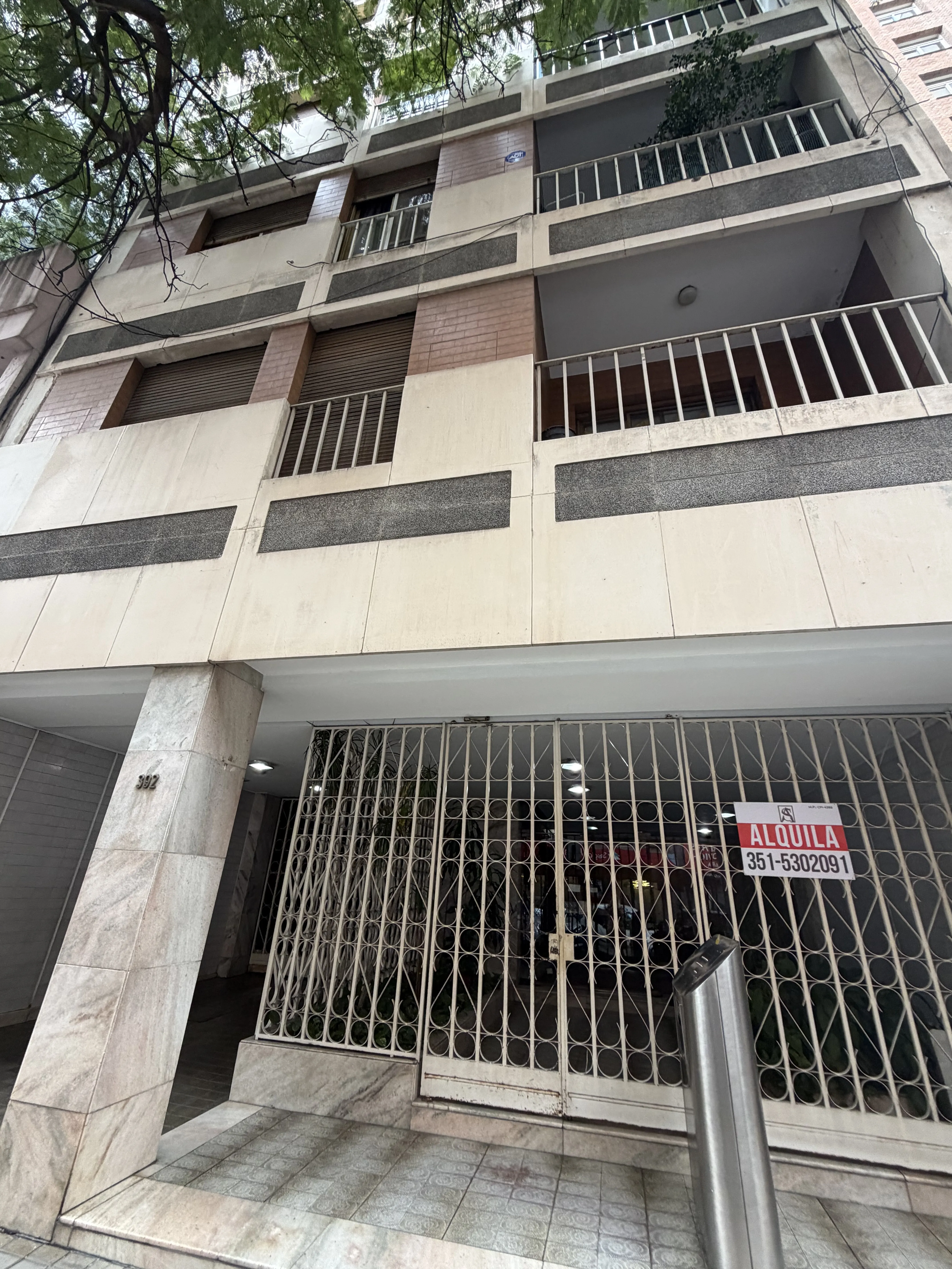 Alquilo semipiso 2 dormitorios c/ 2 baños