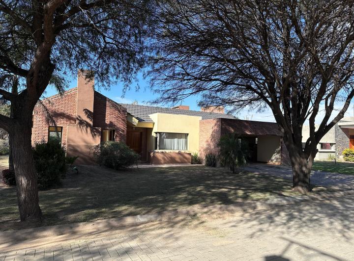 Casa · 298m² · 3 Dormitorios · 2 Cocheras