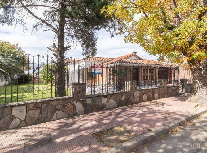 Casa · 242m² · 5 Dormitorios · 2 Cocheras