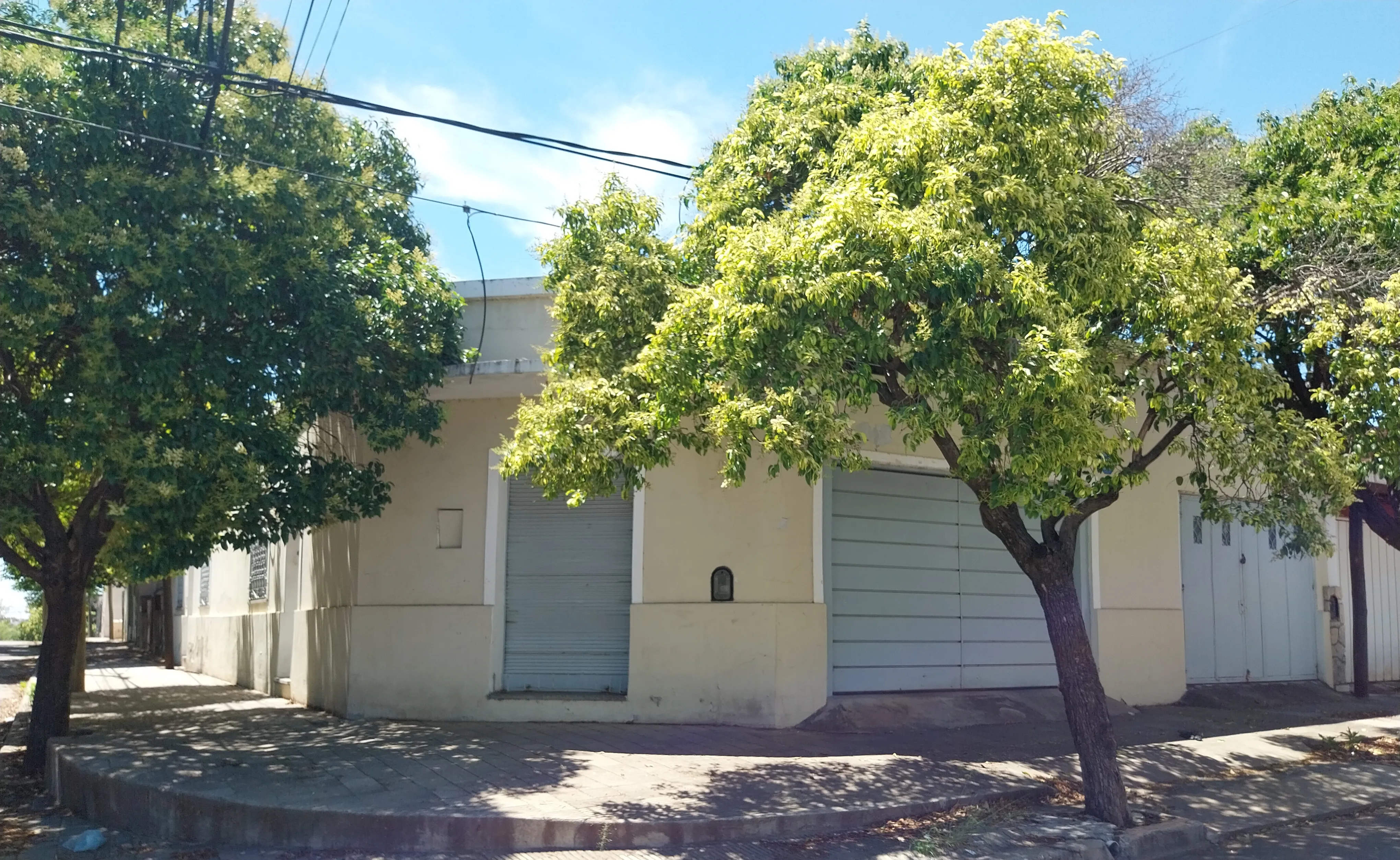 VENTA CASA MAS DEPARTAMENTO MAS SALÓN ESQUINA BARRIO SARMIENTO