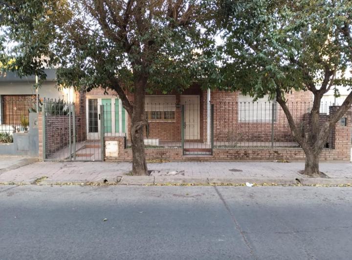 Casa · 80m² · 4 Ambientes · 2 Cocheras
