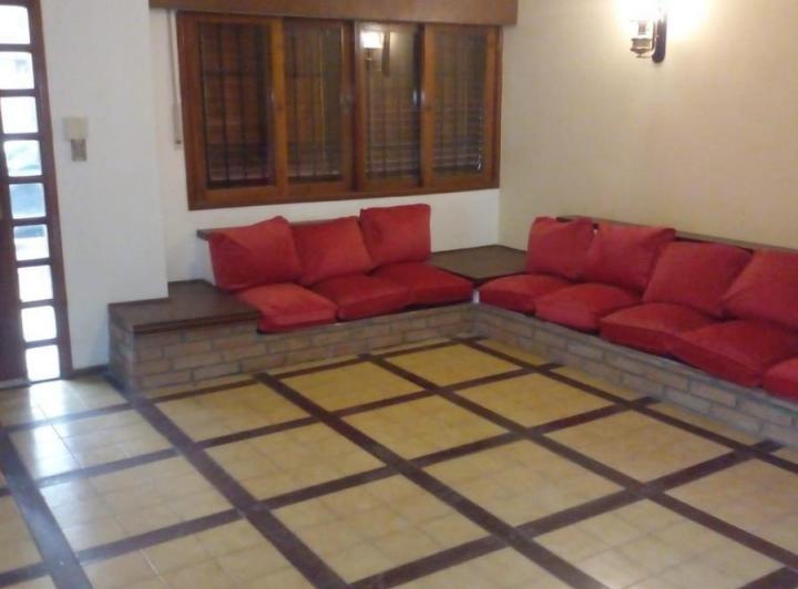 Casa · 300m² · 8 Ambientes · 3 Cocheras